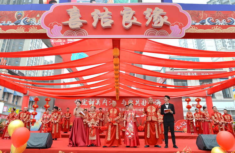 內江：太甜了 68對“新人”舉行集體婚禮_fororder_兩對老年夫婦穿上婚紗參加集體婚禮“愛情圓夢”(2).JPG