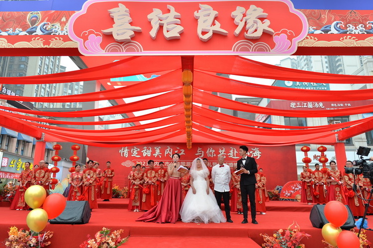 內江：太甜了 68對“新人”舉行集體婚禮_fororder_金婚老人張國忠、劉淑仙送祝福(2).JPG