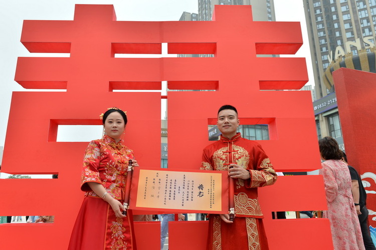 內江：太甜了 68對“新人”舉行集體婚禮_fororder_喜獲集體婚禮“婚書”的一對新人.JPG