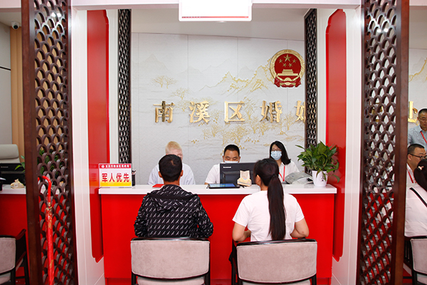 （張）宜賓市南溪區公園式婚姻登記處為愛正式啟用_fororder_新人辦理登記現場-攝影-高學兵