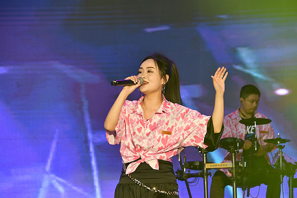 （張）第二屆自貢市榮縣大佛音樂節舉行_fororder_歌手演唱精彩瞬間