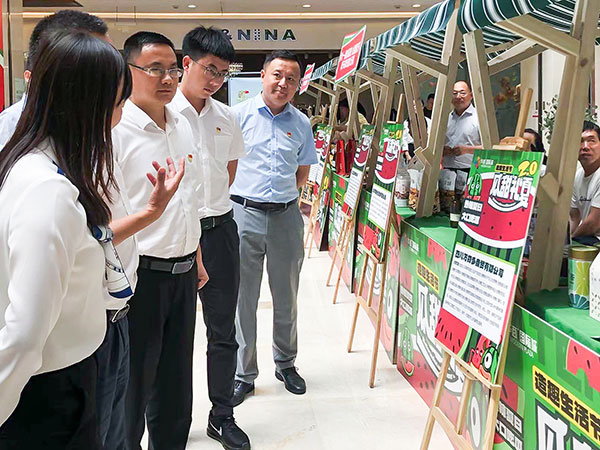 （張）自貢高新區：黨建結對 政企攜手 賦能鄉村振興更上新臺階_fororder_5參觀特色農副産品展銷（攝影-馮常英）