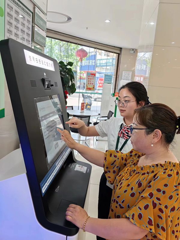 成都農商銀行遂寧分行：十年徵信為民 厚植誠信文化_fororder_徵信自助查詢機在射洪支行投入使用