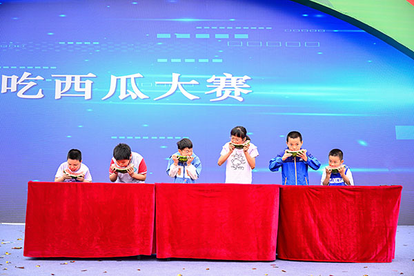 （張）品清甜西瓜 度快樂週末 第十一屆自貢沿灘九洪西瓜節開幕_fororder_6吃西瓜大賽（攝影-廖志全）