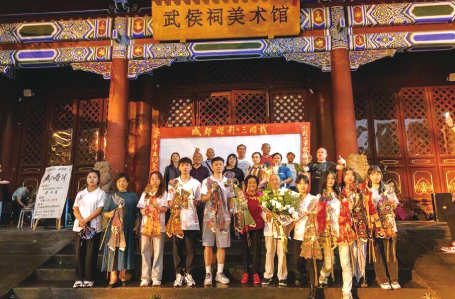 （轉載）17年的心願終於達成 她讓博物館裏的成都燈影動起來