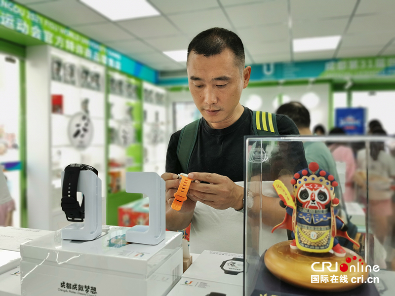 大運會第一天 官方特許商品零售店持續火爆！_fororder_顧客在選購大運會官方特許商品-攝影-戴建偉