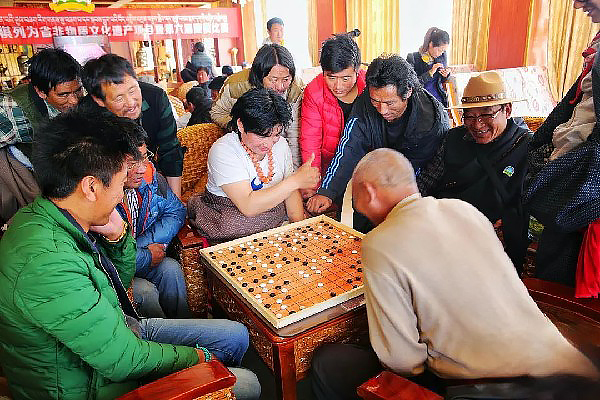 世界你好，我是阿壩｜凈土阿壩 繪就綠色文明新畫卷_fororder_當地群眾正在圍觀下棋-供圖-阿壩縣融媒體中心