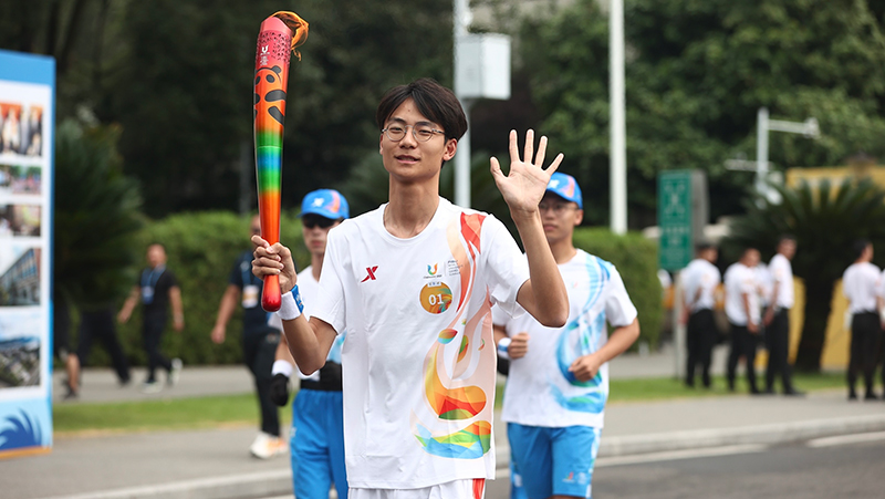 成都第31屆世界大學生夏季運動會火炬傳遞圓滿成功_fororder_第1棒湯榮傑：西南交通大學優秀學生代表-全國大學生數學建模競賽二等獎獲得者