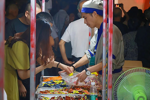 體驗西充有機慢生活 感受非遺好時光_fororder_市民遊客購買非遺美食-供圖-西充縣文化廣播電視和旅遊局