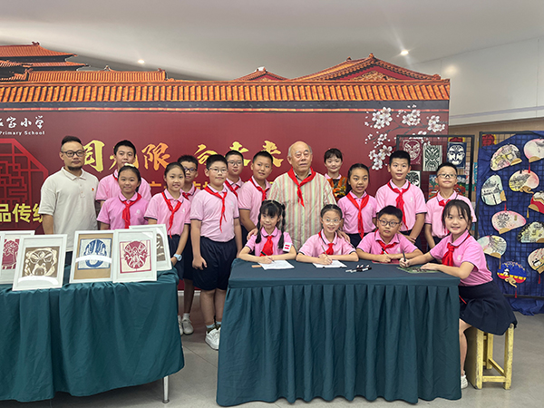 故宮文博專家走進成都市石室小學 與師生共度第39個教師節_fororder_合影留念-攝影-陳洪