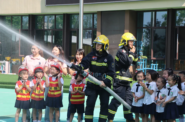 組圖｜直擊開學第一天_fororder_彭山區學院路幼兒園消防車進校園-供圖-眉山市教育和體育局
