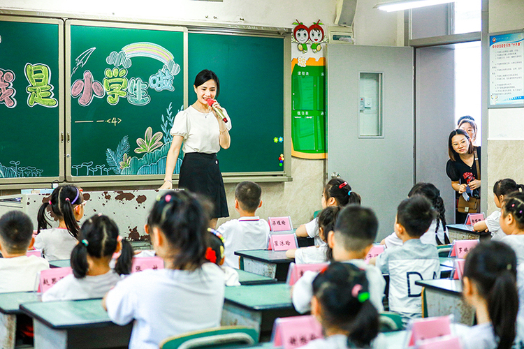 組圖｜瀘州合江：啟航喜迎新學期_fororder_5、9月1日，四川省瀘州市合江縣人民小學校，一年級新生在教室裏開啟小學生涯的第一天學習生活。
