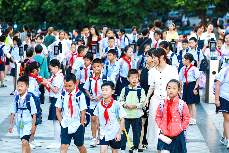 組圖｜瀘州合江：啟航喜迎新學期_fororder_6、9月1日，四川省瀘州市合江縣人民小學校開學，學生們有序進入校園，快樂迎接自己的新學期。