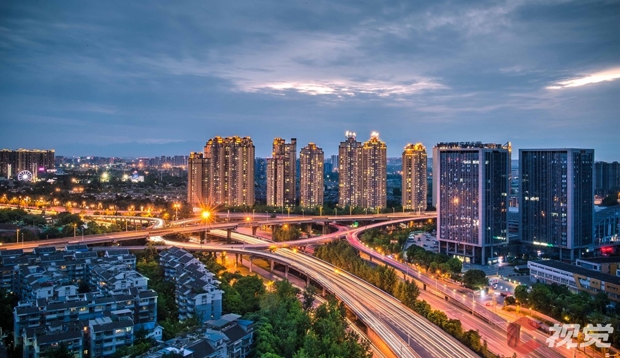 （轉載）都市夜未央 燈火點亮一座向上之城