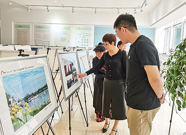 “鏡頭下的成都高新”主題攝影展開展_fororder_群眾正在觀看“鏡頭下的成都高新”主題攝影展-供圖-成都市高新區攝影協會