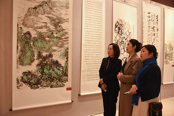 四川中江：“兩江”共敘書畫情 文化搭臺促發展_fororder_嘉賓欣賞書畫展