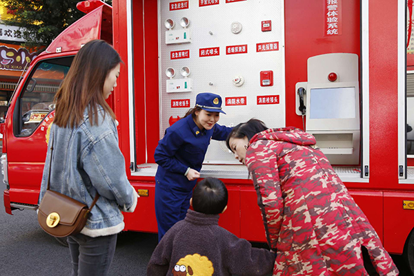 眉山仁壽：消防宣傳進社區 安全知識入人心_fororder_消防員給居民講解消防知識-供圖-仁壽縣委宣傳部