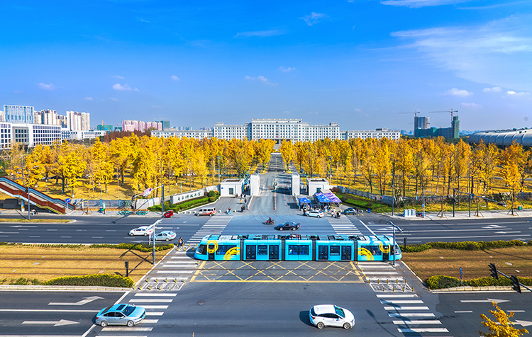 成都發佈2023年首期公園城市銀杏觀葉指數_fororder_校園銀杏與電車，夏樂光拍于電子科技大學清水河校區，