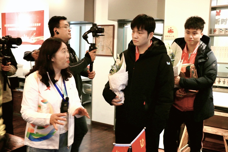 乒乓球國手進社區 感受成都賽事名城的萬千氣象_fororder_樊振東、周啟豪參觀玉林生活博物館 攝影 楊雯涵