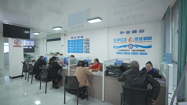 簡陽：訴源治理托起群眾幸福_fororder_群眾矛盾糾紛現場諮詢-供圖-簡陽市宣傳部