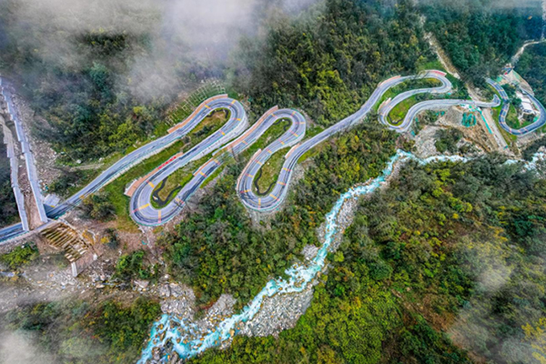 正式通車！海螺溝景區道路迎來第一批旅遊車輛_fororder_未標題-1