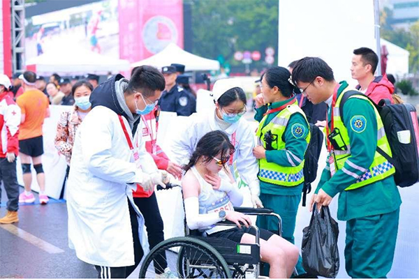 達州市中心醫院為馬拉松參賽選手健康保駕護航_fororder_2