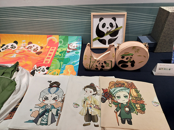 500余套作品參賽 雅安“大熊貓”文創旅遊商品大賽獎項新鮮出爐_fororder_文創旅遊商品展示現場-攝影-方秦