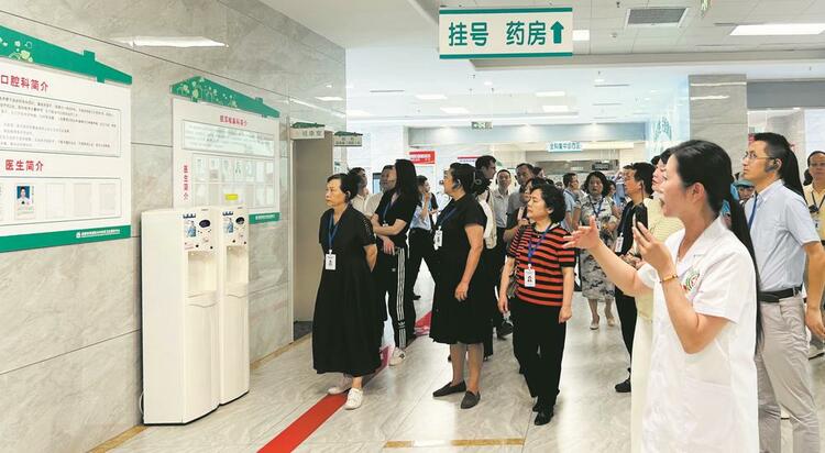 圖片默認標題_fororder_市民代表在雙流區公興社區衛生服務中。