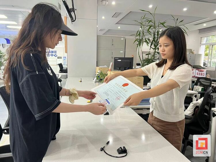 （轉載）一件事一次辦！自貢高新區頒發首例“開辦餐飲店一件事”證照