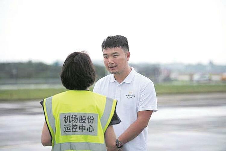 （轉載）成都城市低空載人驗證飛行首飛成功_fororder_雷文天在機場接受採訪
