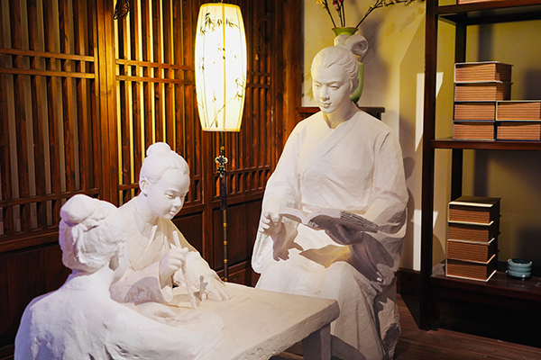 眉山青神：打造蘇母祠 傳承優良家風文化_fororder_蘇母教誨兒女的雕像-攝影-古良駒