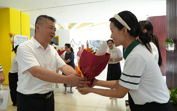 宜賓江安縣四家班子領導開展教師節慰問活動_fororder_江安縣委書記張林（左）看望慰問一線的教師和教育工作者-攝影 廖廷帝