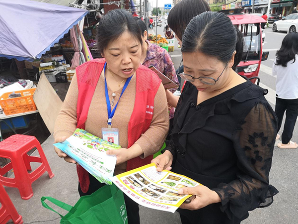 宜賓翠屏區西郊街道白石社區開展農民工保障宣傳活動_fororder_發放宣傳資料-供圖-西郊街道