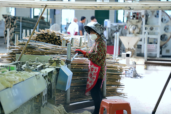 宜賓興文：“雞肋”變“雞腿” 閒置資産煥新生_fororder_加工竹製品-供圖-興文縣委宣傳部