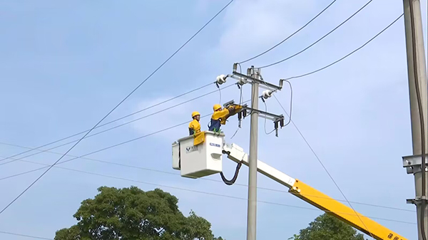 國網仁壽供電公司：上高空鬥酷暑 帶電作業護一方清涼_fororder_工作人員進行搭線作業-仁壽縣融媒體中心供圖