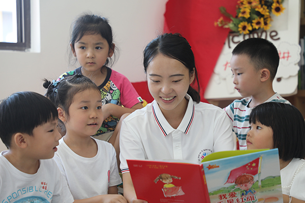 宜賓市翠屏區機關幼兒園翰林分園：培根鑄魂 以紅色文化滋養童心_fororder_孩子們認真聆聽著革命烈士趙一曼的故事-攝影-秦旭