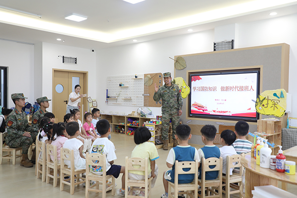 宜賓市翠屏區機關幼兒園翰林分園：培根鑄魂 以紅色文化滋養童心_fororder_同學們認真學習國防知識-攝影-秦旭