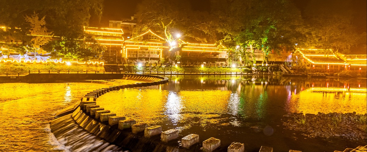 夜遊柳江 竹編玫瑰花令外媒驚艷_fororder_柳江古鎮夜景