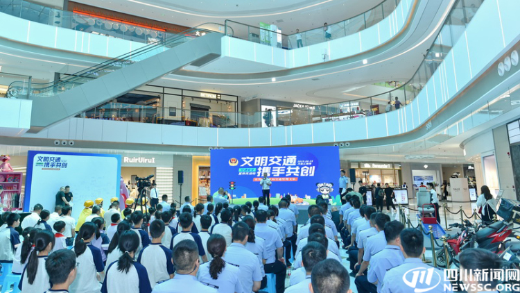 看事故車輛“現身説法” 宜賓公安交警開啟交通安全進社區“沉浸式”宣傳