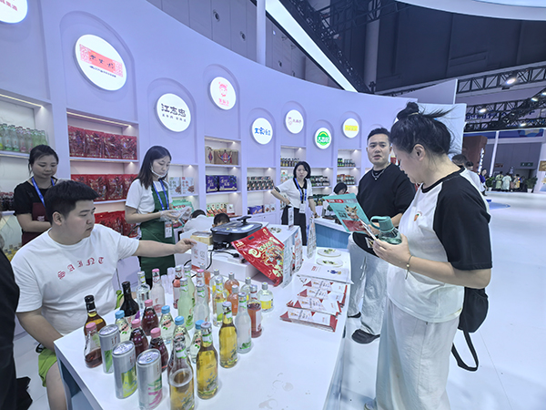 多點開花 眉山丹棱工業産品實力出圈_fororder_西博會上，威蘭特食品展臺前，觀眾駐足品嘗