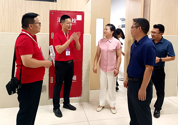 宜賓市一曼中學校：情暖考場送關懷 心寄學子助揚帆_fororder_聽取工作彙報現場-供圖宜賓市一曼中學校