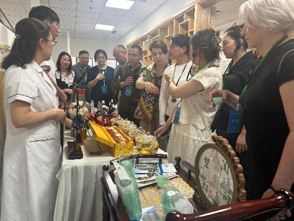 成都青羊：中亞五國衛生代表探秘成都一骨　沉浸式體驗非遺骨傷與中醫藥創新_fororder_圖片-3