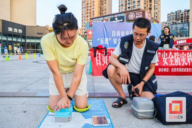 安全技能“手把手”傳授 自貢市安全宣傳“五進”活動走進高新區