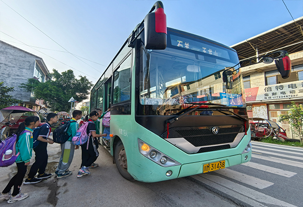 從“家門”到“校門” 資陽安岳8000余名農村娃坐上了“專車”_fororder_學生乘坐“校車專線”前往學校。陽丹--攝