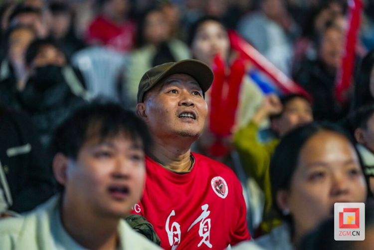 自貢高新區川超第二觀賽現場：“逆風翻盤”引百人狂歡，“拐杖哥”舉杖助威成焦點