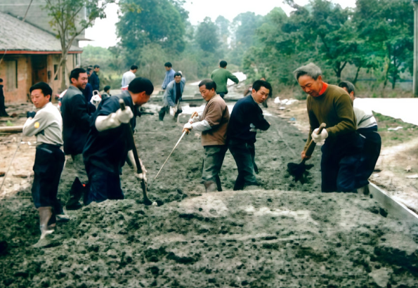“要想富，先修路”背後的四川“鋪路人”，讚！