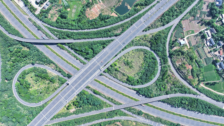 眉山仁壽：路網暢通 發展加速_fororder_2025年6月15日，航拍四川省眉山市仁壽縣黑龍灘鎮的成都三繞樞紐互通。-05