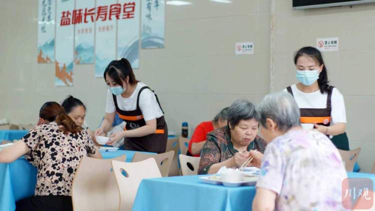 自貢：斑馬線會發光 助餐點有專屬餐