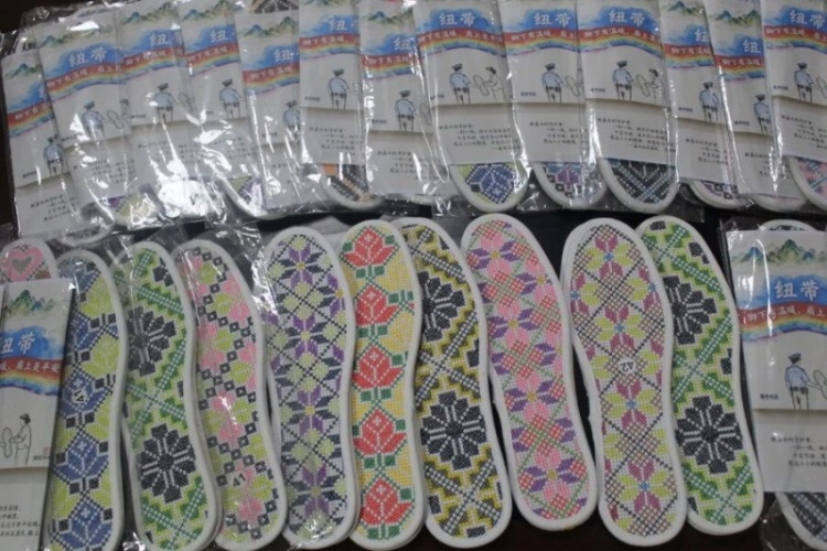 遂寧經開公安：居民耗時近一年制30雙鞋墊贈民警 雙向奔赴的溫暖治愈人心