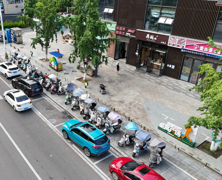 資陽雁江城東新區“微更新”繪就民生幸福圖景_fororder_聖高廣場非機動車停車位